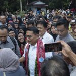 Sambutan Seru Masyarakat Saat Kepala Staf Kepresidenan Moeldoko Kunjungi YIARI Ketapang