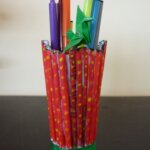 Manfaatkan Koran Bekas Jadi Tempat Pensil